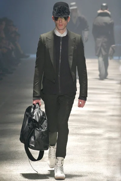 Look 16